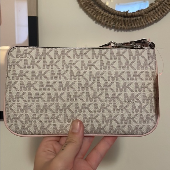 Selling a Michael Kors Handbag clutch. Never used. Brand new still with the tag - Picture 3 of 4